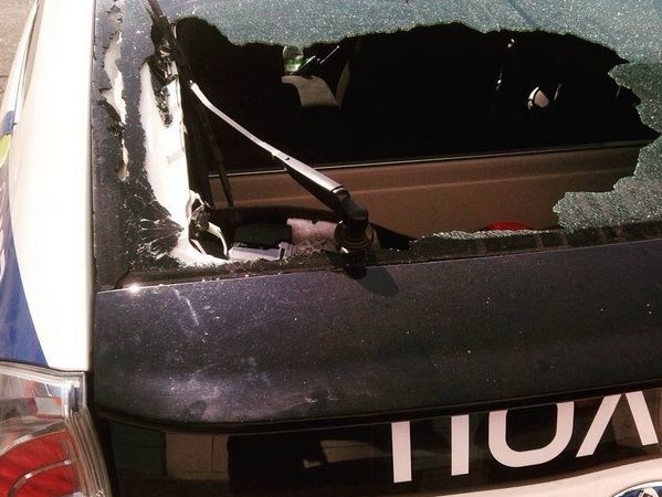 В Киеве хулиганы разбили стекло автомобиля патрульной полиции