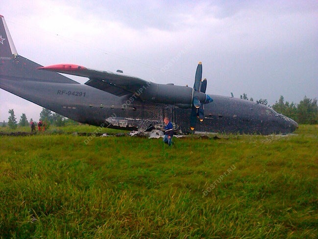 СМИ: В Челябинске Ан-12 совершил аварийную посадку из-за попадания молнии