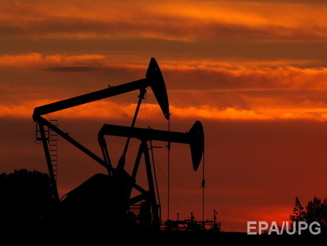 Цена на нефть продолжает падать и уже приблизилась к отметке в $57