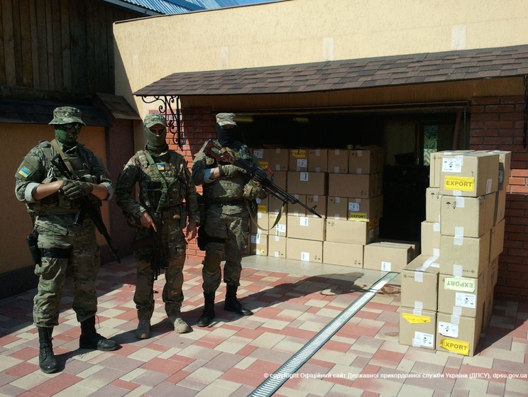 В Закарпатье правоохранители изъяли 427 ящиков с сигаретами и детонаторы. Видео