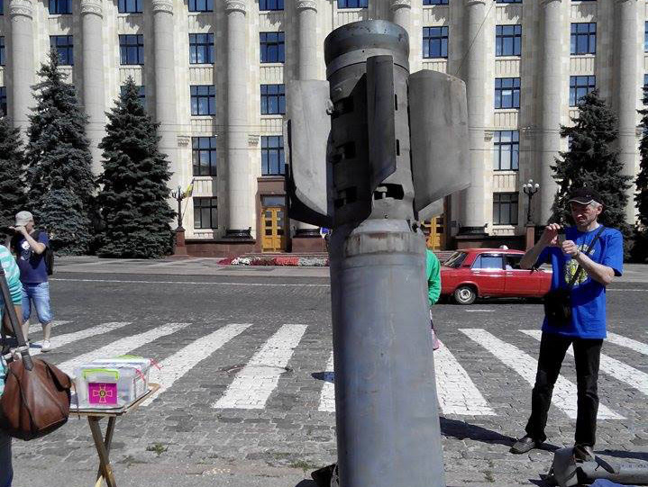 Волонтеры установили снаряд от РСЗО "Смерч" перед зданием Харьковской облгосадминистрации