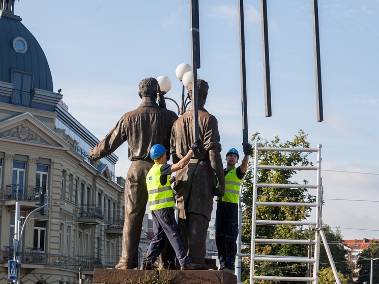 В Вильнюсе на Зеленом мосту демонтировали скульптуры рабочих и солдат советской эпохи