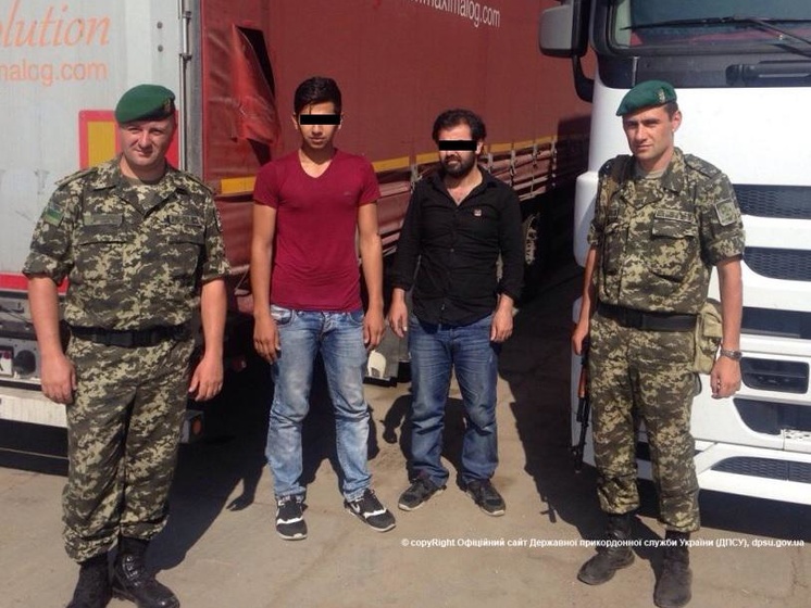 Пограничники задержали двоих сирийцев-нелегалов в Ильичевском рыбном порту