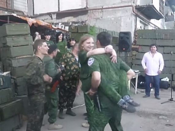 В день рождения террориста Гиви боевики танцевали "рок-н-ролл" под песню Цоя. Видео