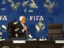 Во время пресс-конференции Блаттера забросали фальшивыми долларами. Видео