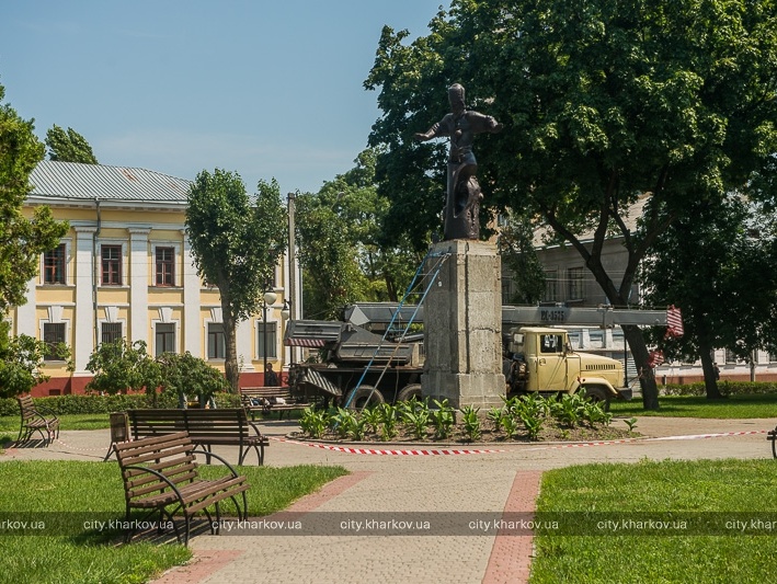 В Харькове установили вывезенный из Севастополя памятник гетману Сагайдачному