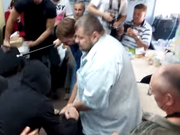 Нардепы Мосийчук и Лозовой вместе с представителями Радикальной партии избили телеведущего Дурнева. Видео