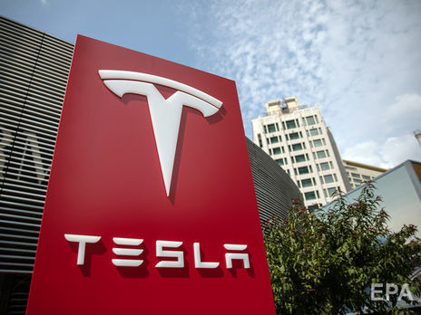 Через два года Tesla начнет выпускать автомобили без руля и педалей