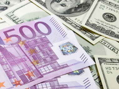НБУ: Украинцы в январе стали покупать валюты в полтора раза меньше