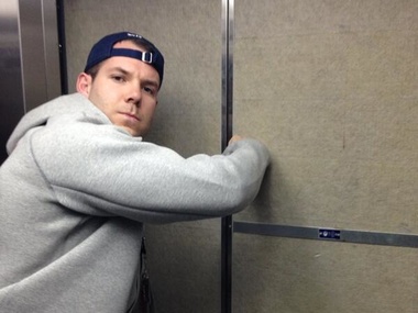 Сочи-2014: Выломавший дверь туалета бобслеист застрял в лифте
