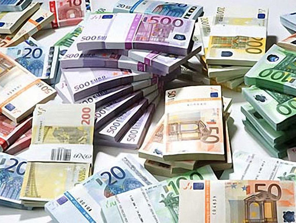 Грекам запрещено вывозить за границу более €2000