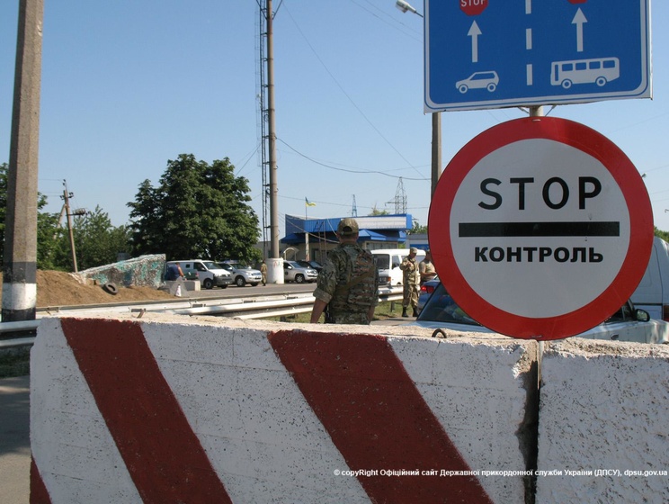 В Донецкой области пограничники задержали КамАЗ с боеприпасами, кадрового военного РФ и боевика