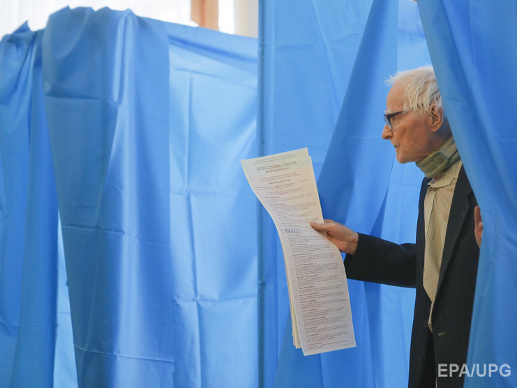 СМИ: В штабе Корбана заявили о появлении у избирательных участков в Чернигове автобусов с "молодыми людьми"