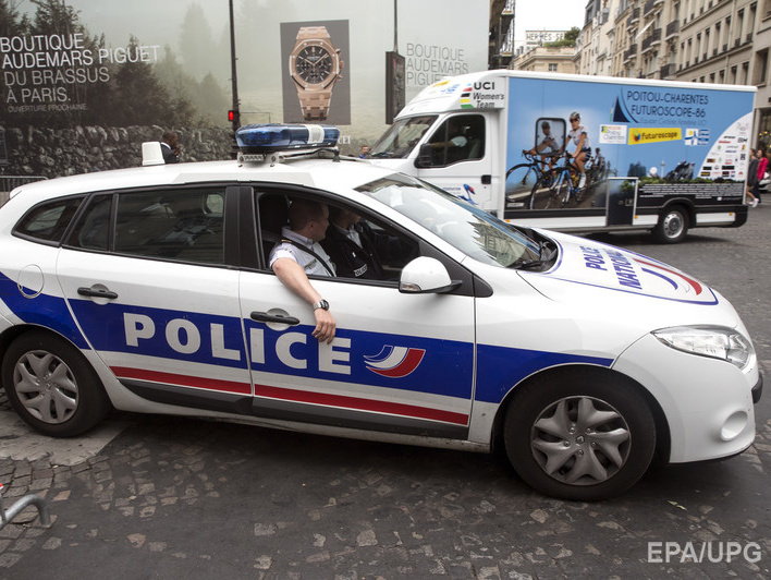 В Париже на финише "Тур де Франс" полиция открыла стрельбу по автомобилю