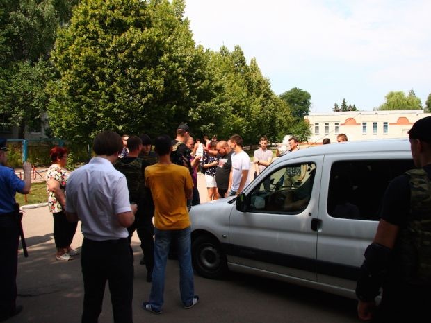 Активисты "Опоры" зафиксировали в Чернигове 12 фактов фотосъемки избирательных бюллетеней