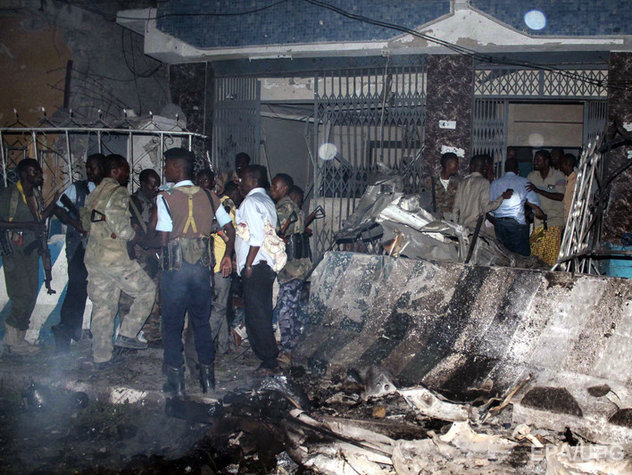 В результате теракта возле отеля в Магадишо погибли минимум четыре человека и не менее восьми были ранены