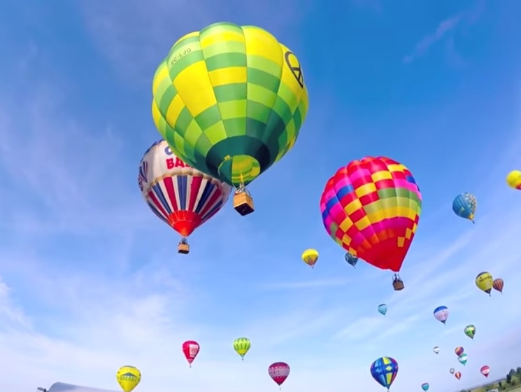 Во Франции в небо поднялось рекордное количество воздушных шаров. Видео