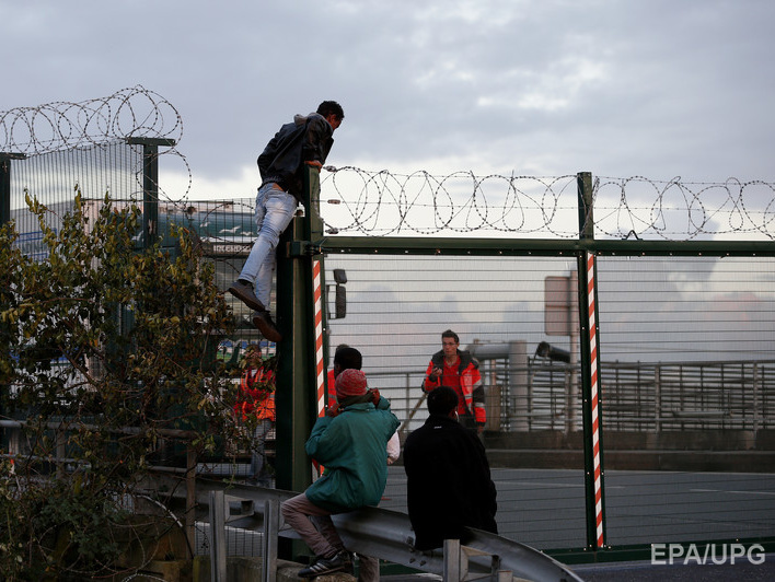 Экс-министр занятости Франции Бертран: Пока мигранты будут думать, что в Британии они могут найти работу без документов, они будут стремиться пробраться через тоннель под Ла-Маншем