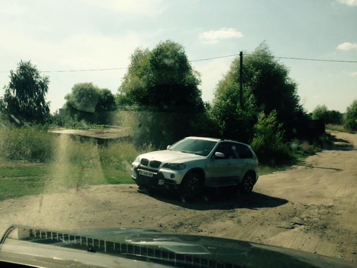 Казанский: Начальник сельского РОВД в Ровенской области, где копают янтарь, ездит на автомобиле BMW X5