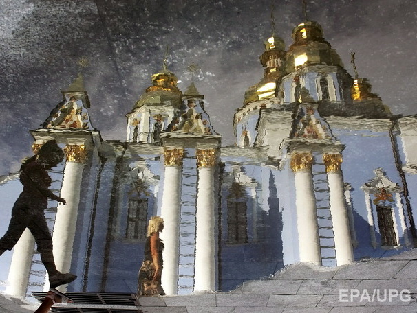 Соцопрос: Украинцы доверяют волонтерам и церкви и не верят властям
