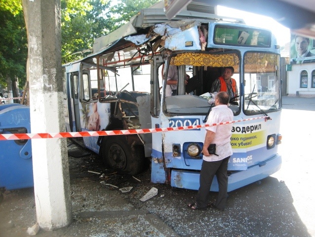 В Одессе троллейбус врезался в дерево: пострадали 11 человек