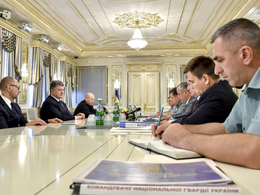Порошенко призвал силовиков определить план усиления обороны на случай эскалации конфликта на Донбассе