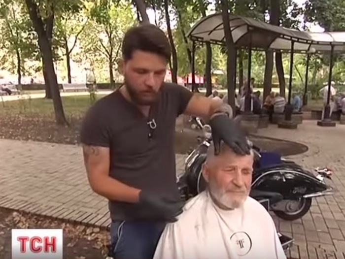 На улицах Киева парикмахер бесплатно стрижет мужчин, в том числе бездомных. Видео
