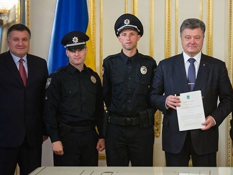 Глава МВД Арсен Аваков и президент Украины Петр Порошенко с полицейскими