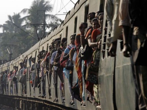 В Индии два поезда сошли с рельсов: 24 человека погибли