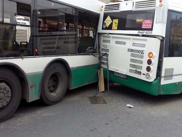 В Хабаровском крае РФ в столкновении двух автобусов погибли 15 человек