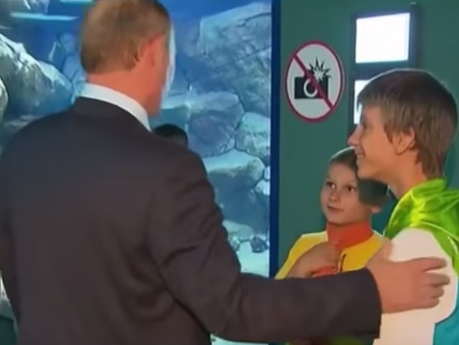 В московском океанариуме мальчик спросил у Путина: "Что там на Украине?". Видео