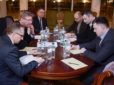 Яценюк рассказал Фюле о проекте новой Конституции и нового Кабмина