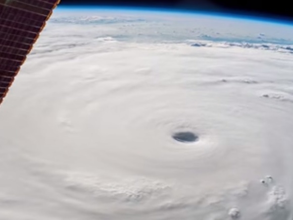 NASA показало вид из космоса на тайфун "Соуделор", бушующий над Китаем. Видео