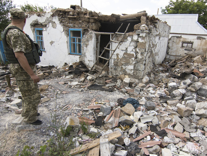 МВД: В результате попадания в дом танкового снаряда боевиков тяжело ранены двое маленьких детей