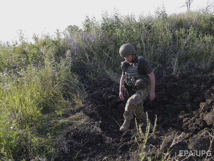 МВД: В поле под Волновахой на взрывном устройстве подорвалась жительница Донецка