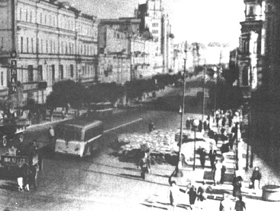 Киевлянка Хорошунова в дневнике 1941 года: На улицах много народа. Лица веселые. И если бы не сознание, что война продолжается, казалось бы, что ее нет