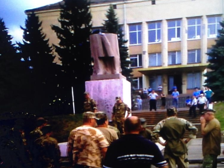 В Херсонской области активисты снесли памятник Ленину