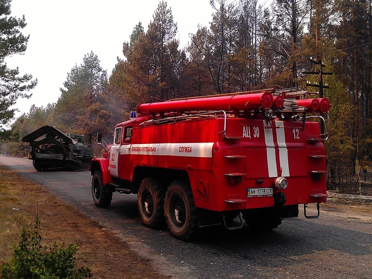 В Закарпатской области спасатели почти двое суток тушат пожар на свалке