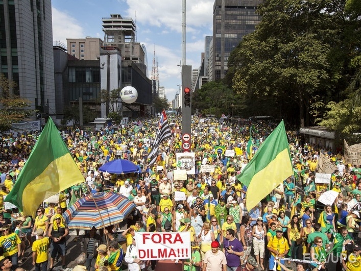 Массовые протесты в Бразилии: сотни тысяч человек требуют импичмента президента
