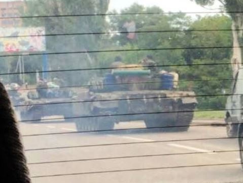 СМИ: Через Донецк двигается колонна танков