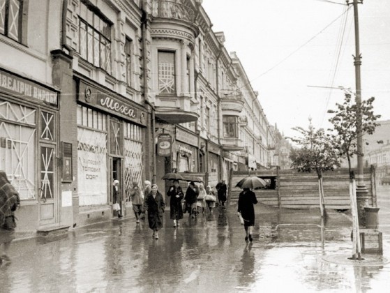 Киевлянка Хорошунова в дневнике 1941 года: Мы сдаем и сдаем города. Утром радио сообщило о сдаче Николаева и Кривого Рога