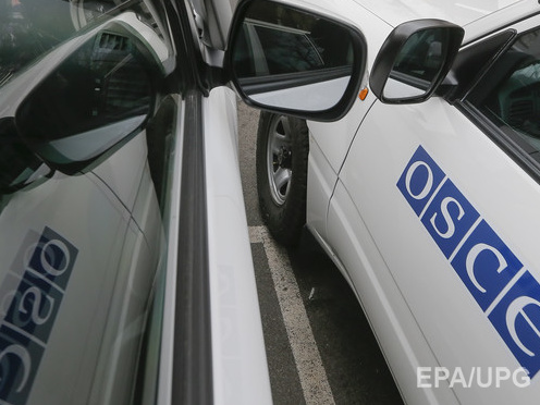 Отчет: Боевик "ДНР" бросил снаряд в автомобиль наблюдателей ОБСЕ
