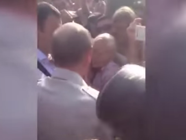 Жители аннексированного Севастополя встретили овациями Путина после его погружения на дно. Видео