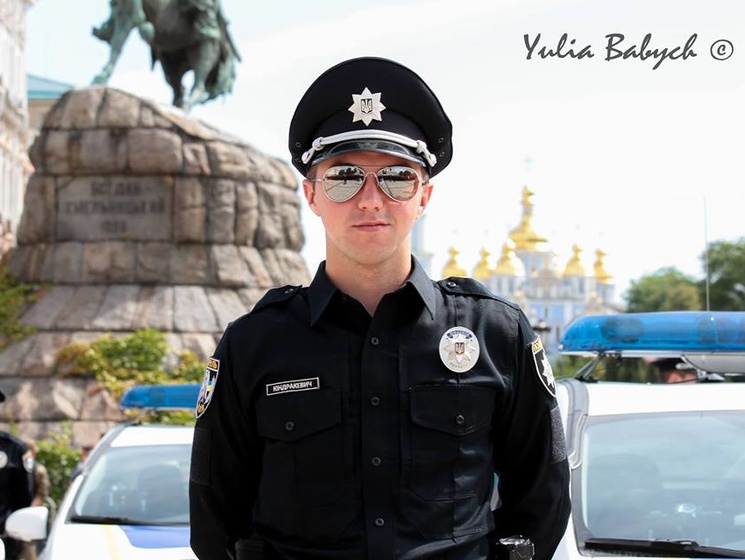 В Киеве на вызове о краже при задержании подозреваемый всадил ножницы в руку полицейскому