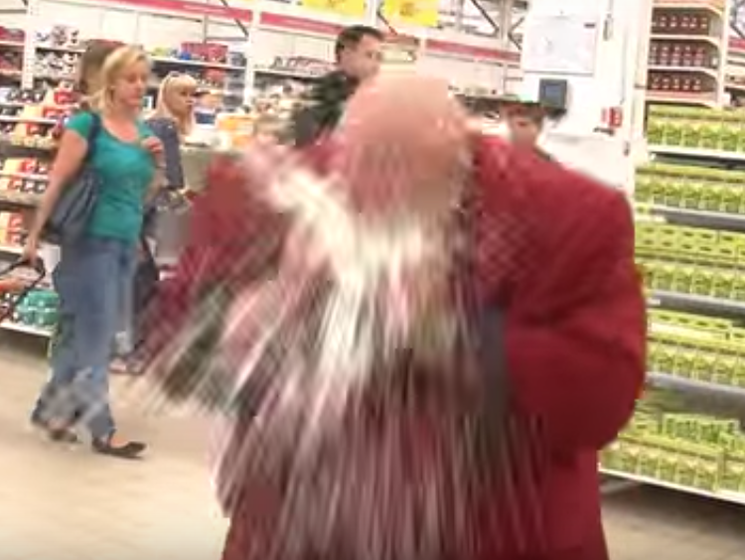 В Санкт-Петербурге музыкант Барецкий уничтожил импортное пиво прямо в супермаркете. Видео