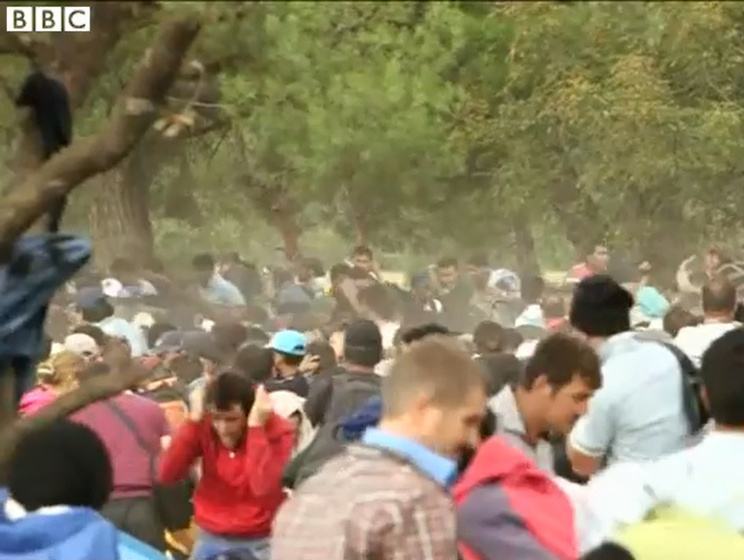 Мигранты продолжают штурмовать границы Македонии