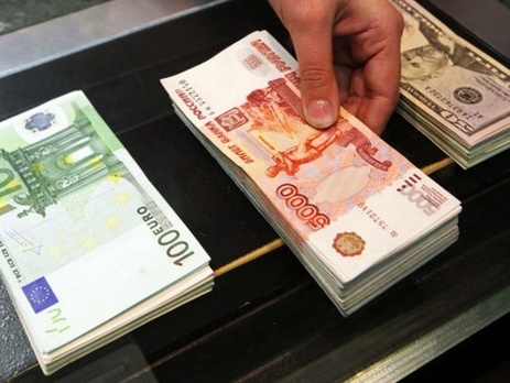 Рубль продолжает падать и уже пробил отметку в 69 руб./$
