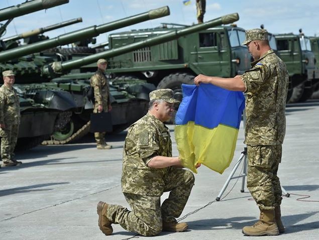 Порошенко подарили украинский флаг боевой 81-й бригады