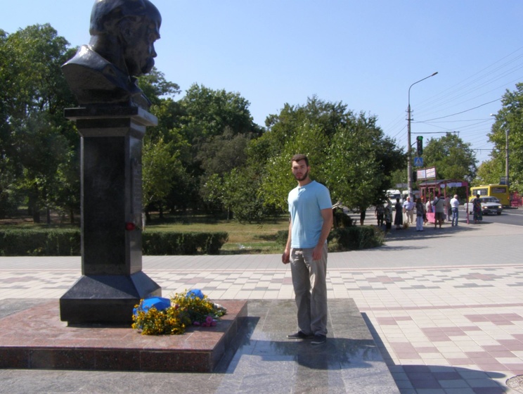 В Симферополе возле памятника Шевченко задержали трех проукраинских активистов