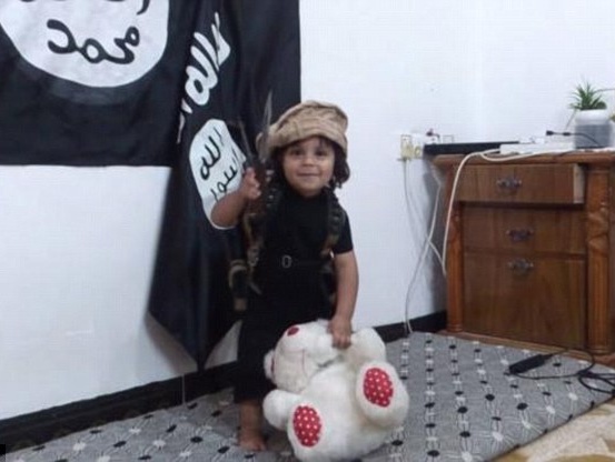 В интернете появилось видео маленького ребенка, обезглавившего игрушку на фоне флага ИГИЛ